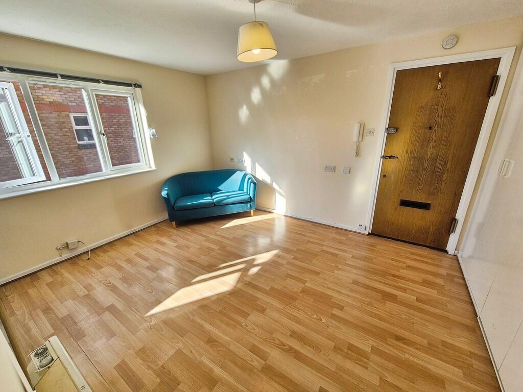 Living Room / Bed...