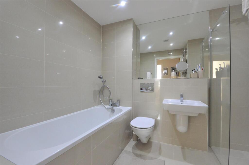 Bathroom 1.jpg