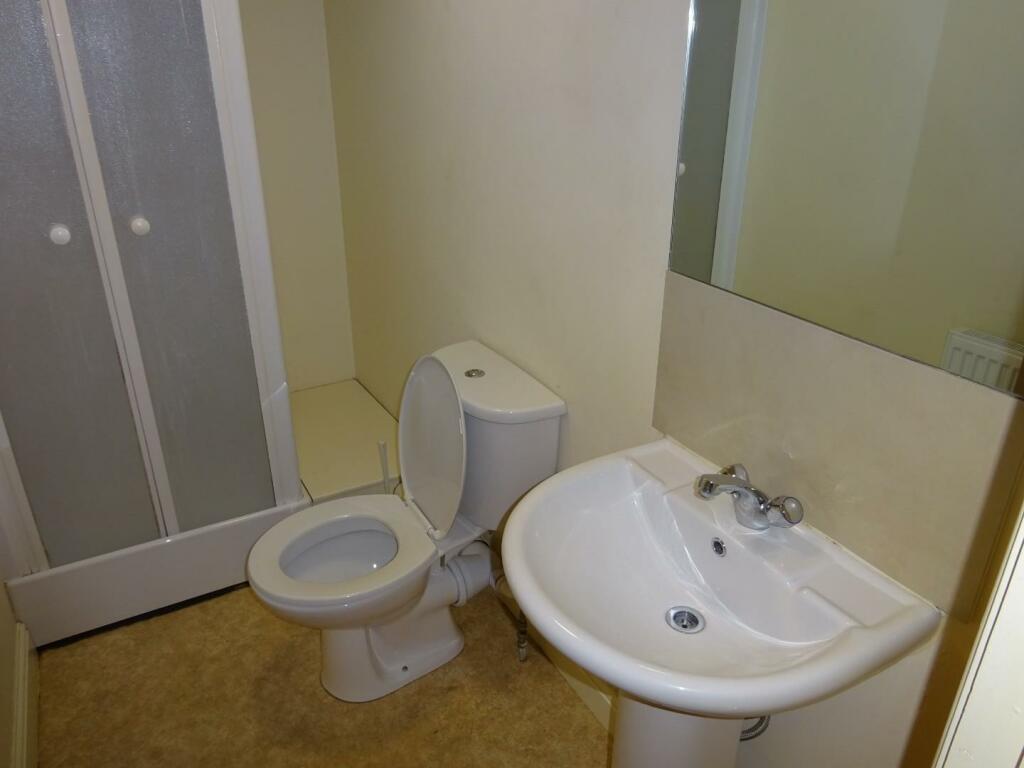 497a Glossop - Shower 2.JPG