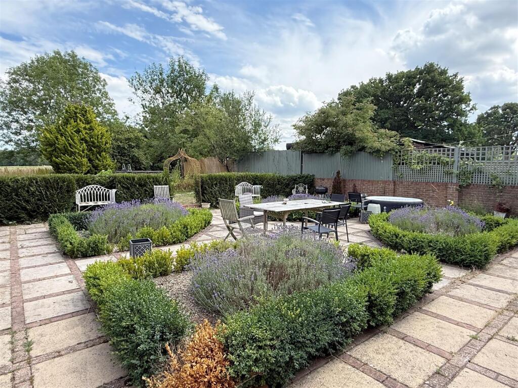 Grd patio 2.JPG