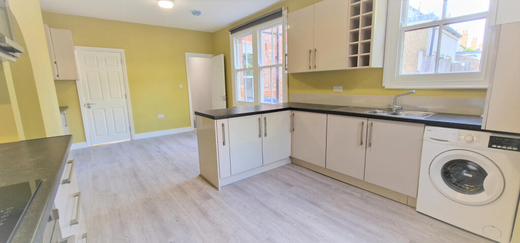 KITCHEN / LOUNGE