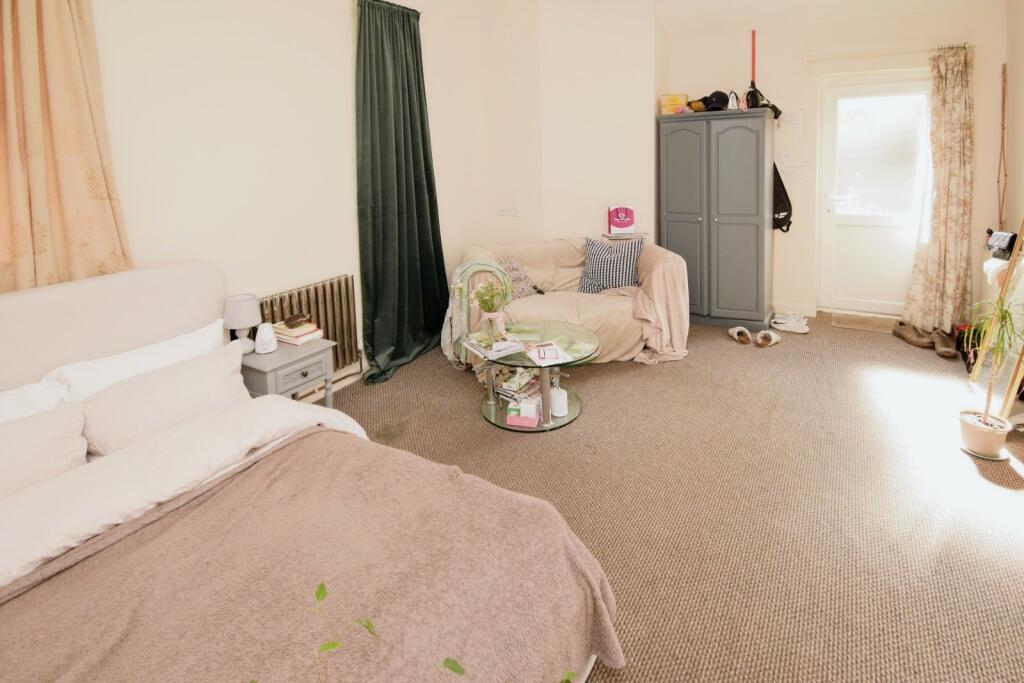 Flat Bedroom/Living