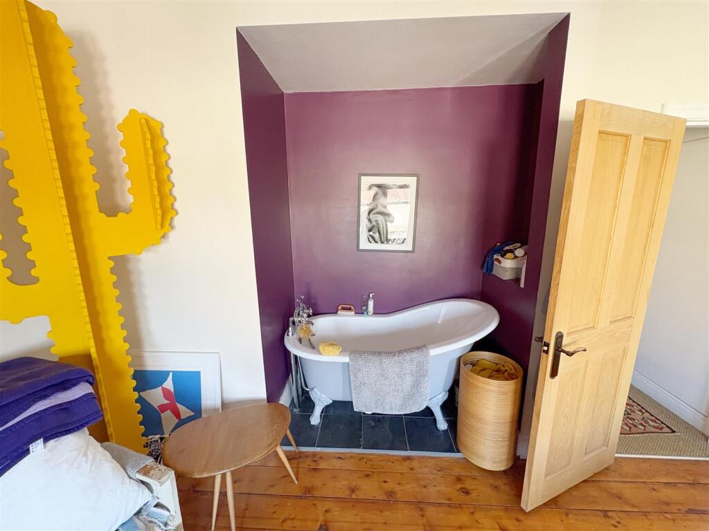 Bath in Bedroom One.jpg
