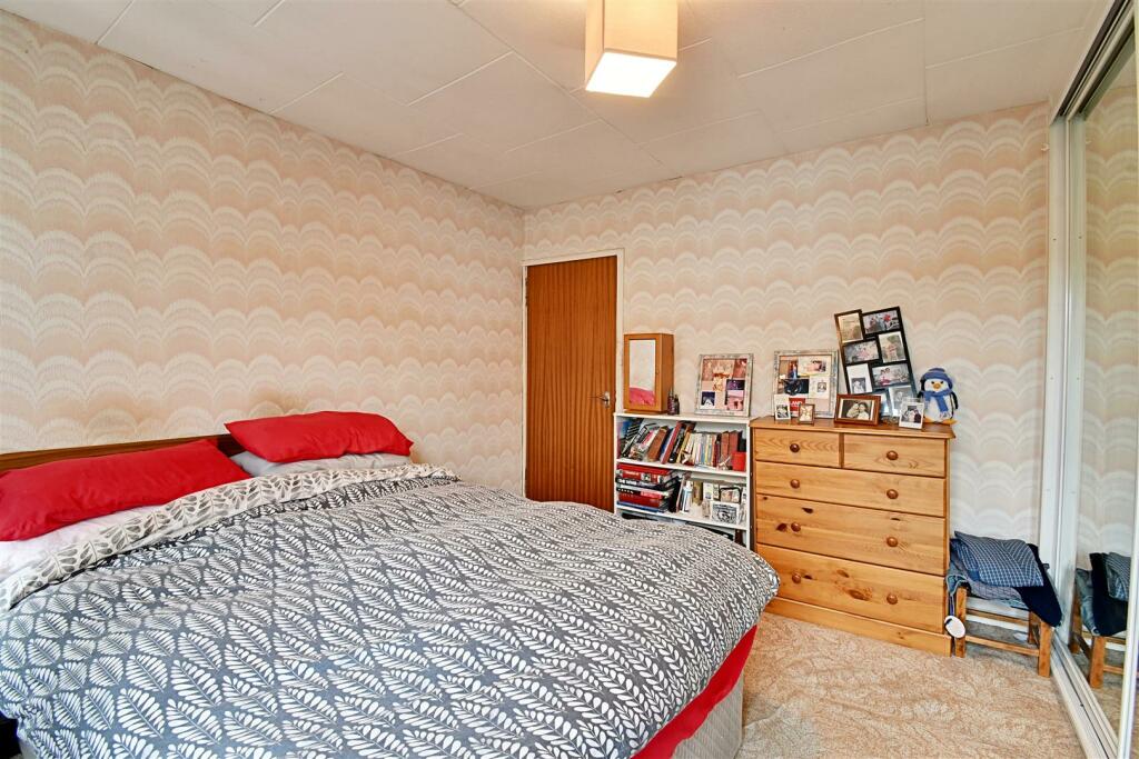 Bedroom 1_2.jpg