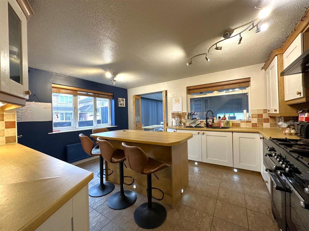 Kitchen/Diner With Central Island 868
