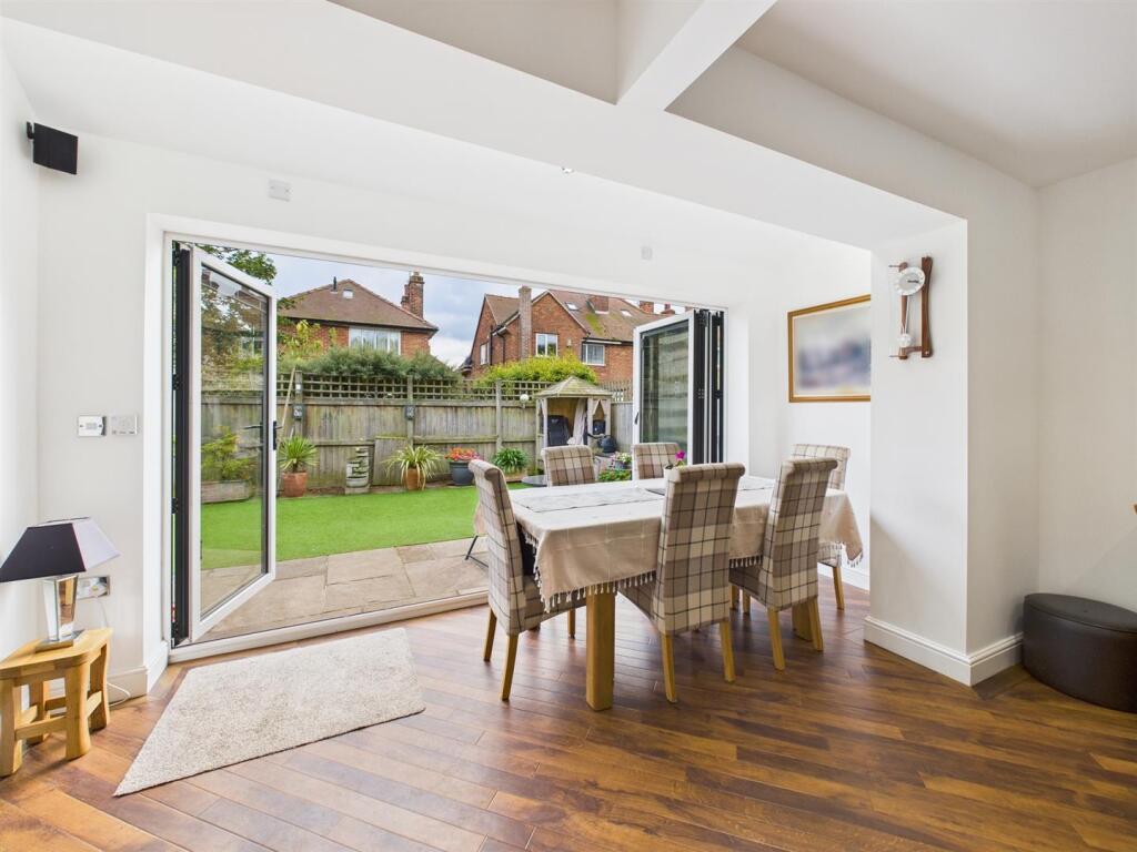 Kitchen/dining/living: