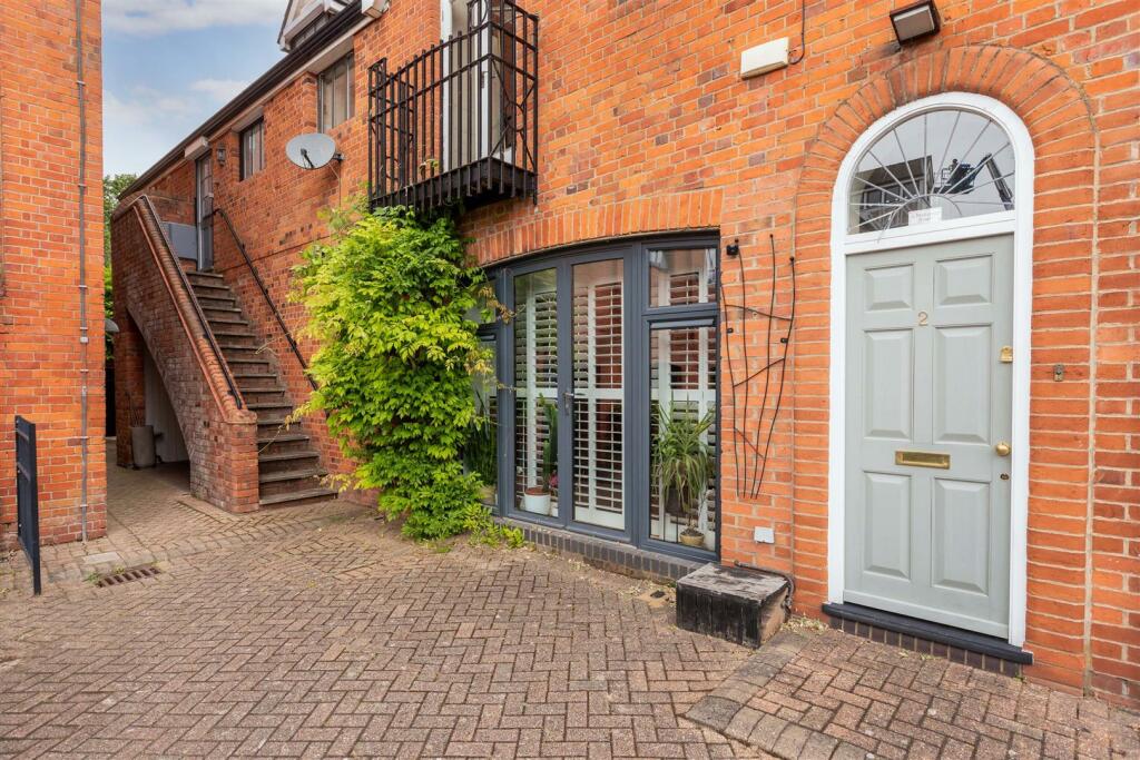 1A Breakspear Mews-5.jpg