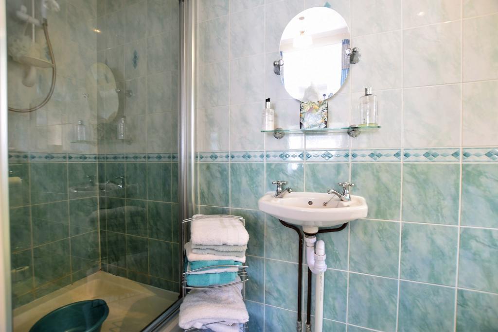 EN SUITE SHOWER ROOM