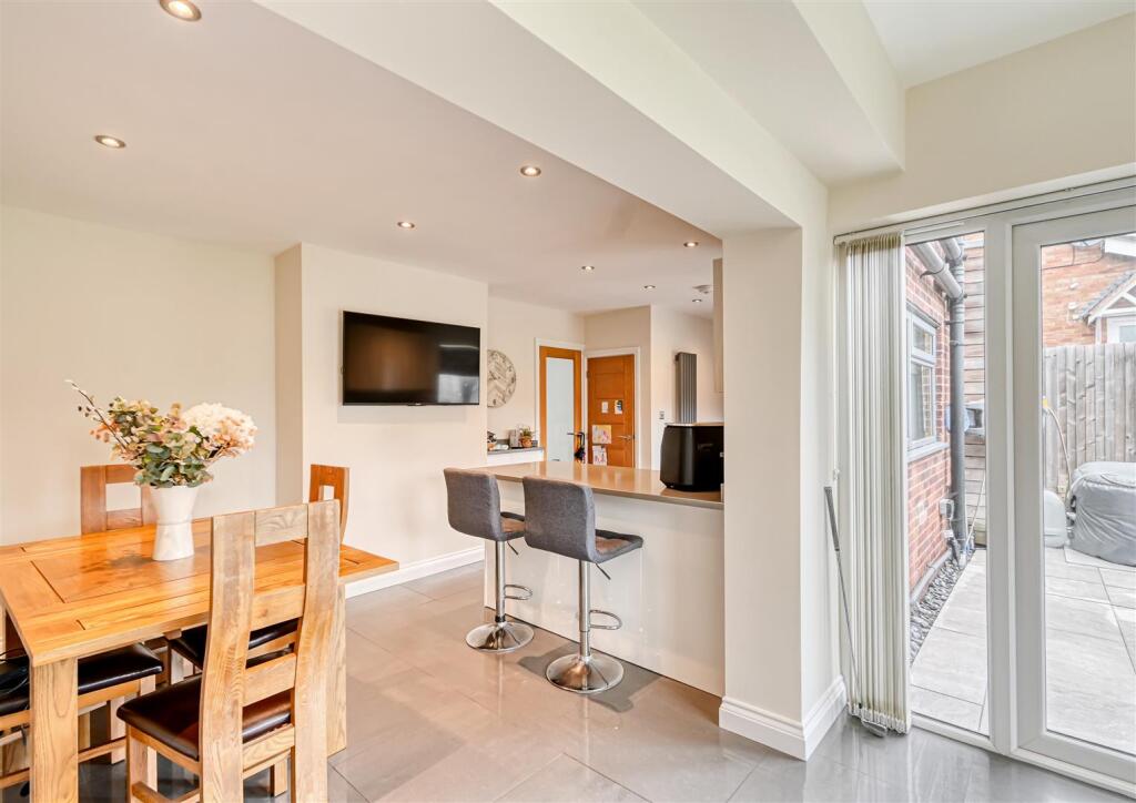 12 Queensway Drive-02.jpg