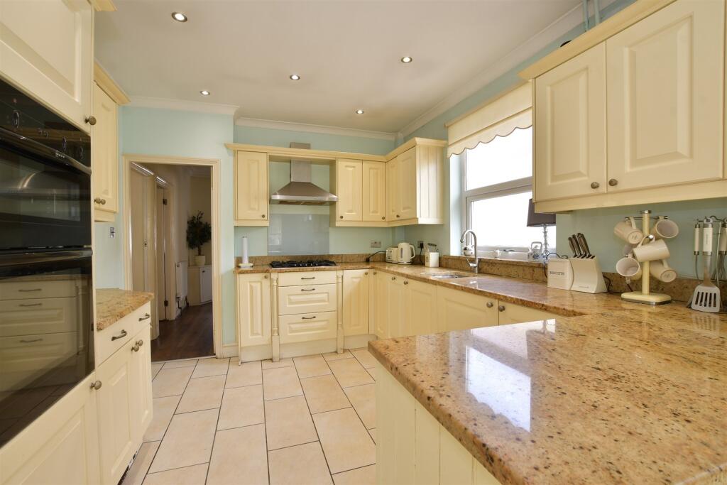 Kitchen/ Breakfast Room