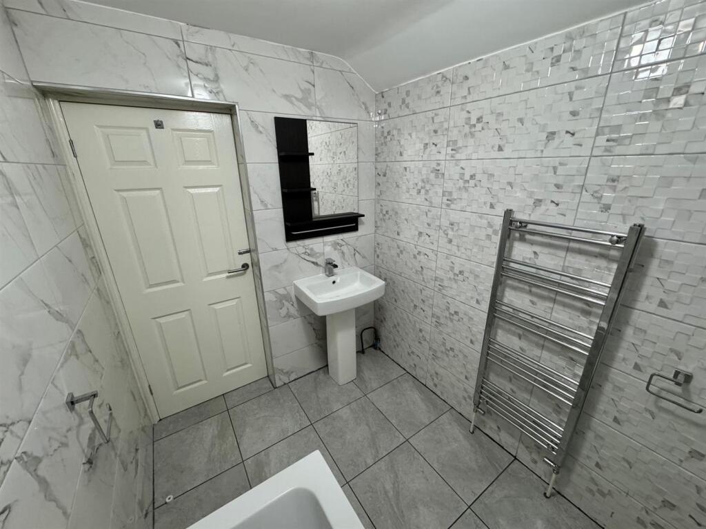 Ivy5Bathroom....jpg