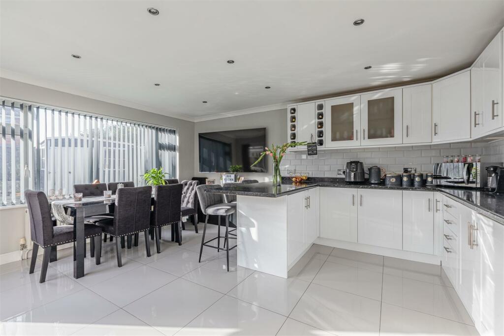 11 Magdalen Crescent, Byfleet, KT14 7SR - 10.jpg