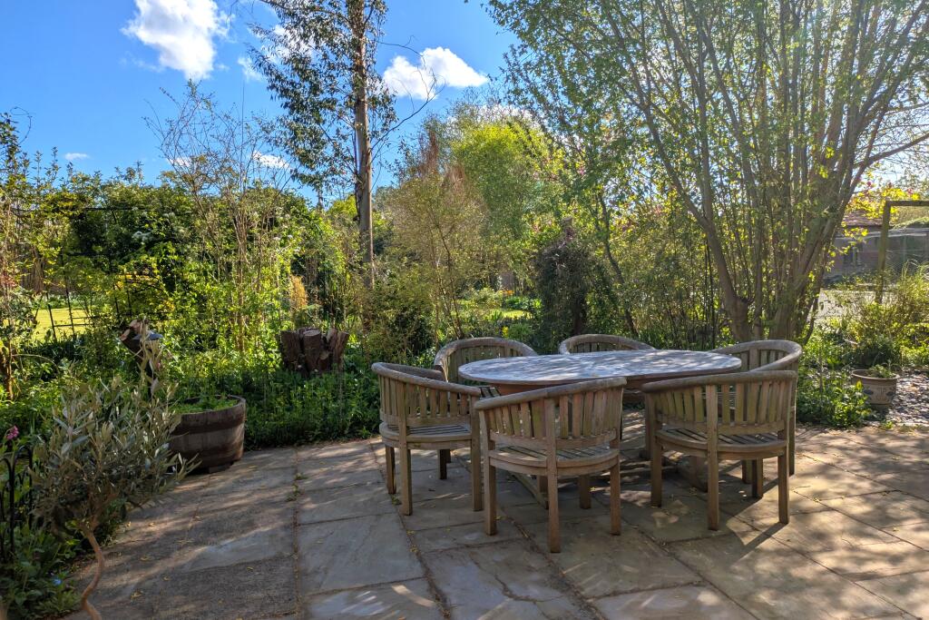 garden dining area