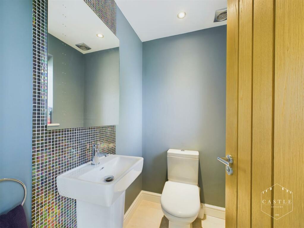 GUEST CLOAKROOM