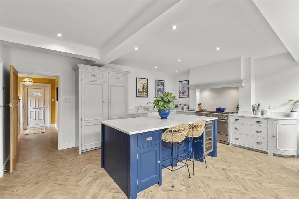 Luxurious Living &amp; Dining Kitchen