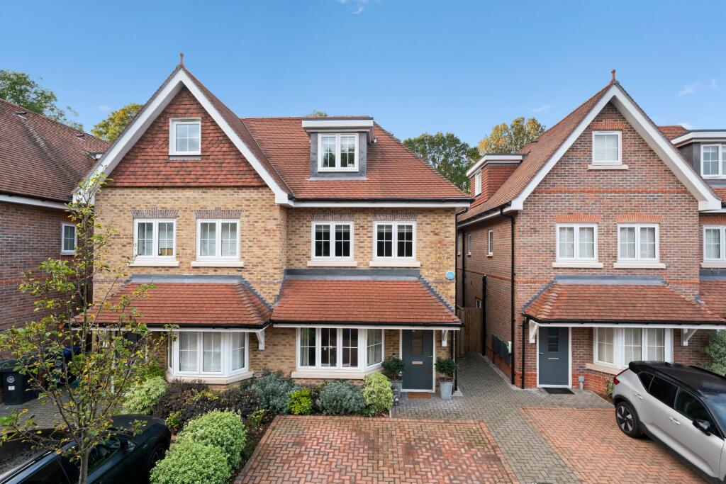 Woodleaf Gardens, Esher, KT10