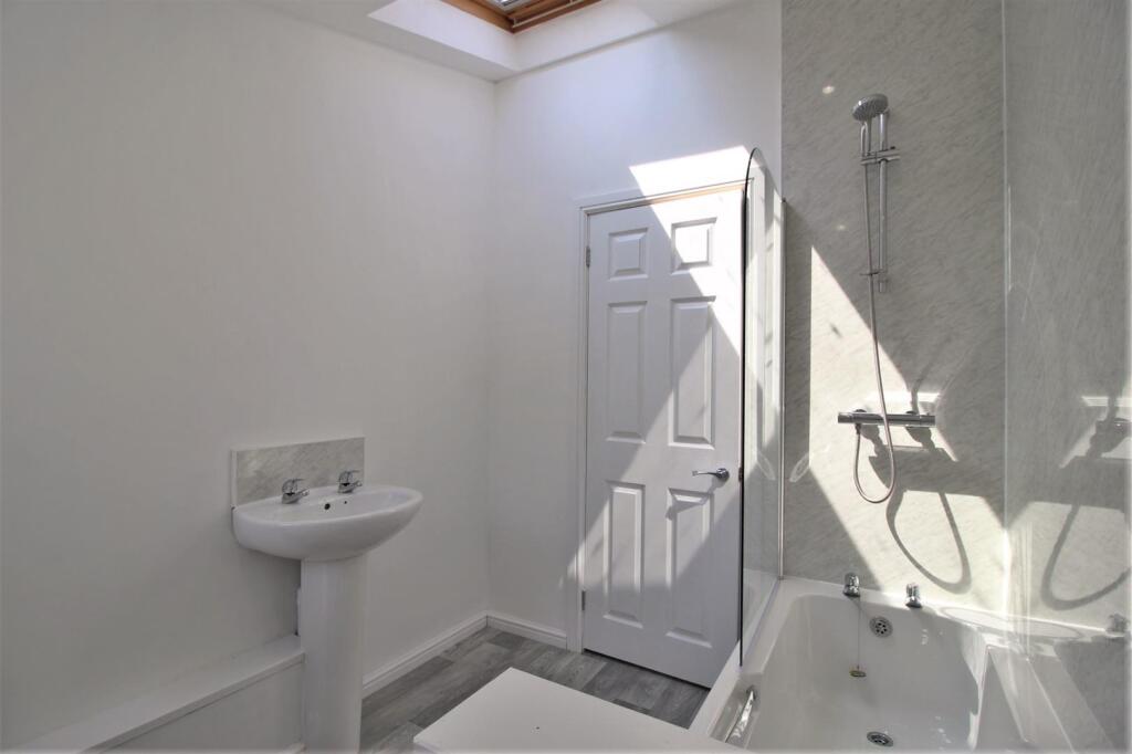 Family Bathroom (2).JPG