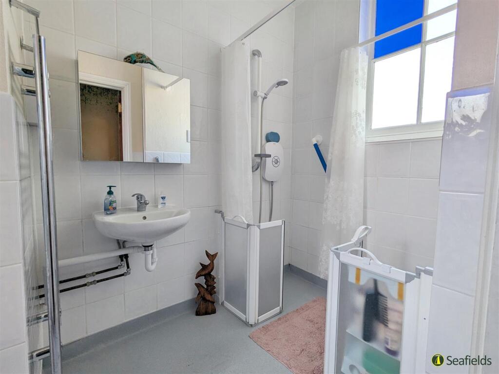 Flat 3 Bathroom.jpg