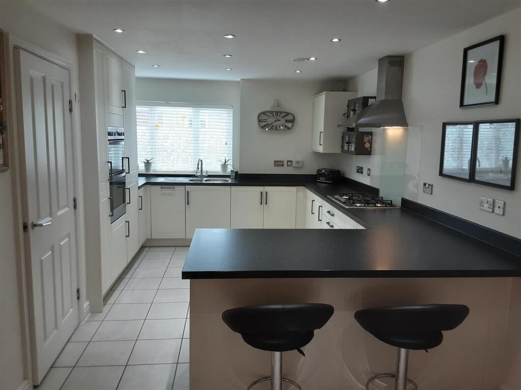 Kitchen/dining/family Room