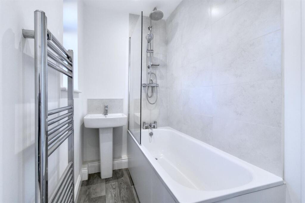 Bathroom 32A Hare Lane.JPG