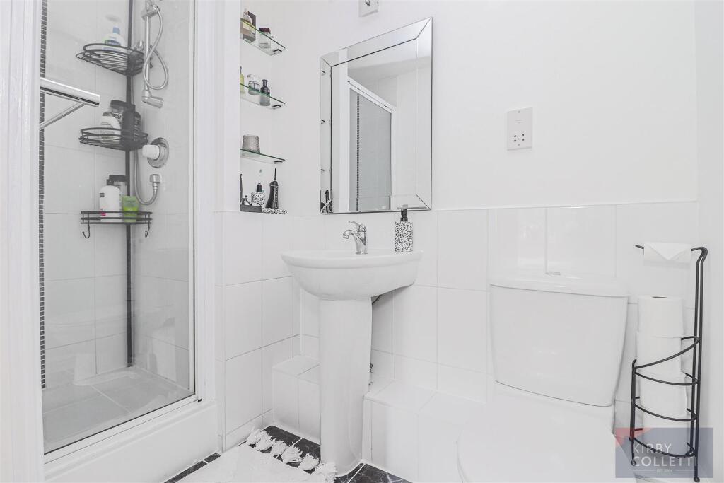 EN SUITE SHOWER ROOM