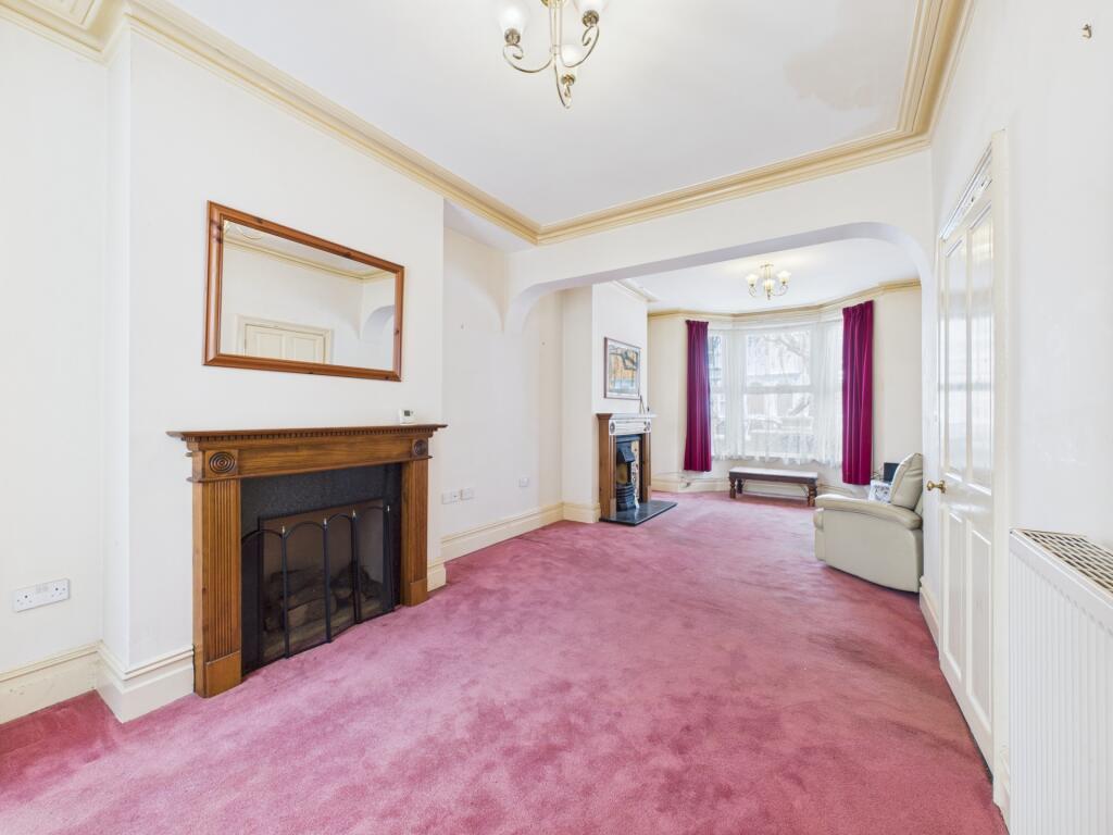 LOUNGE/DINING ROOM