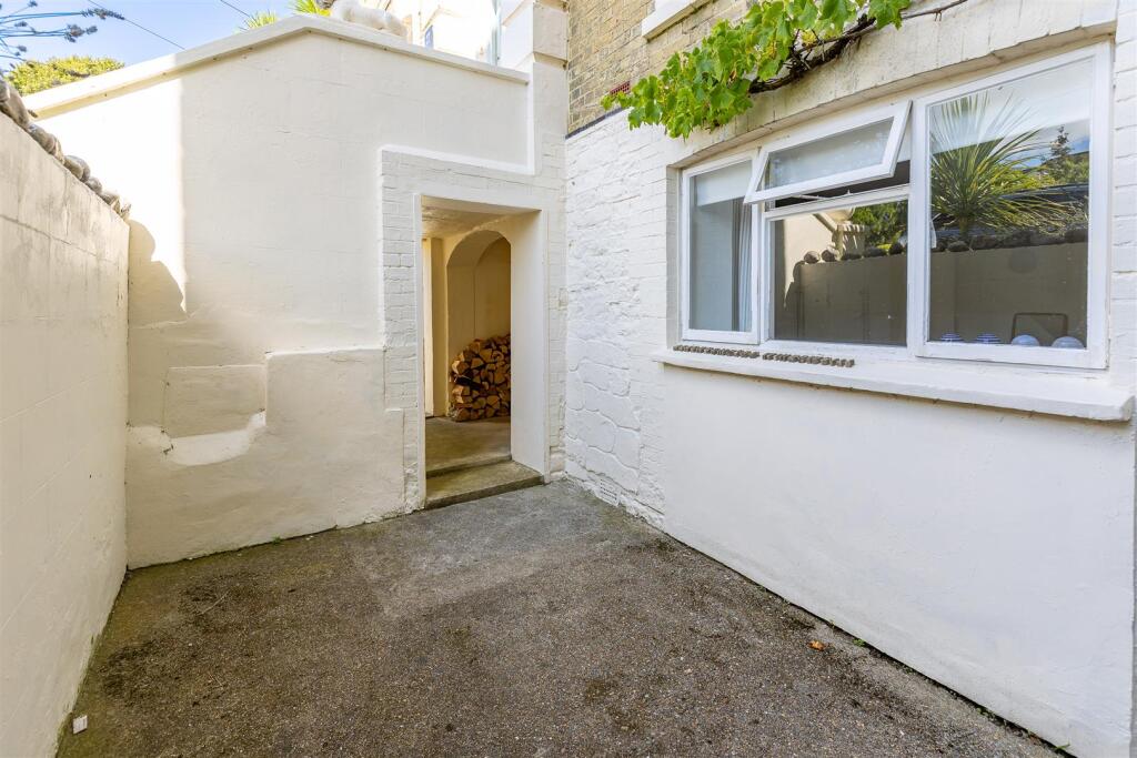 Self contained annexe