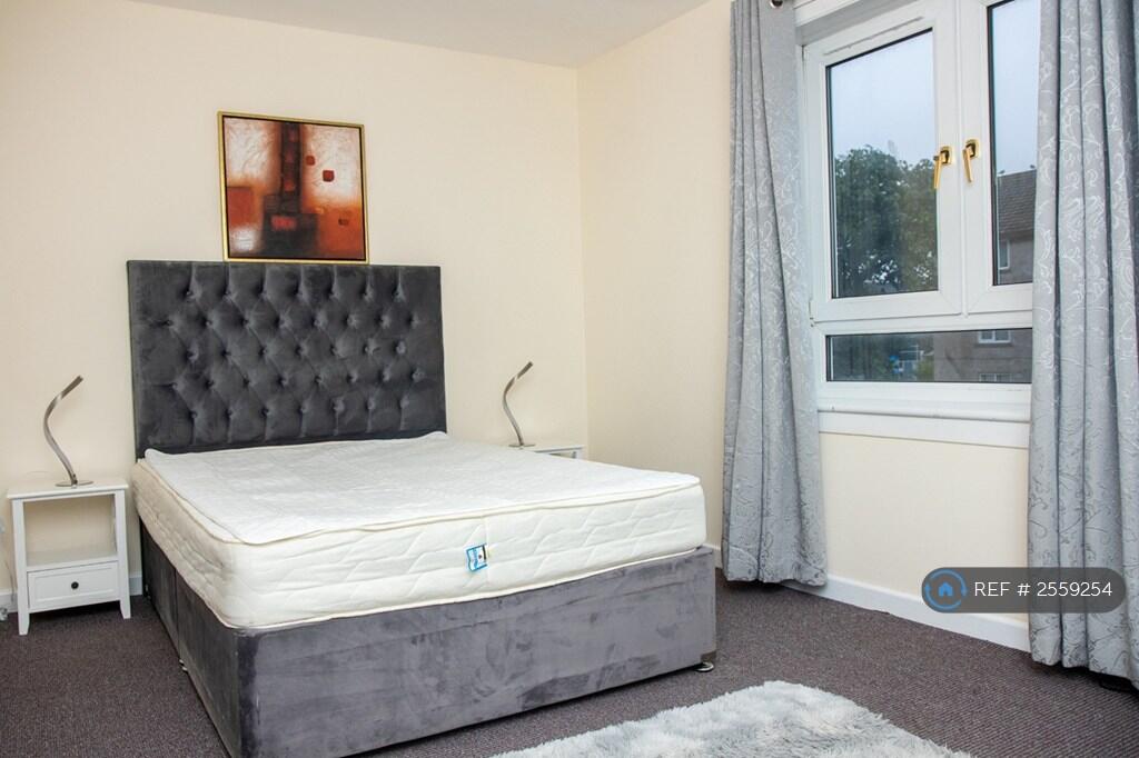 Large Bedroom 1 With Built In Wardrobe