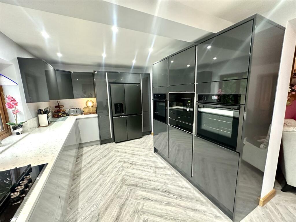 KITCHEN/FAMILY/DINING ROOM