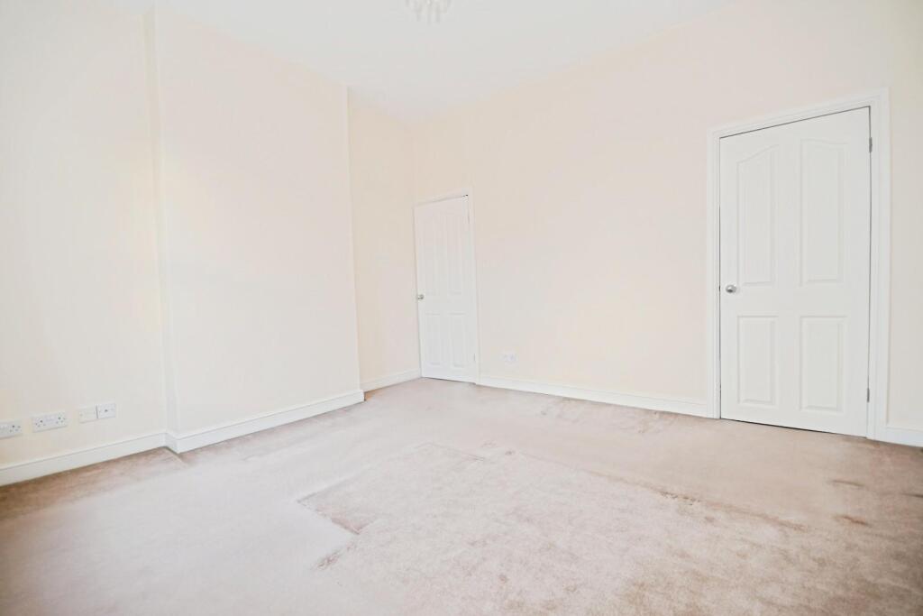 BEDROOM 1 03.jpg