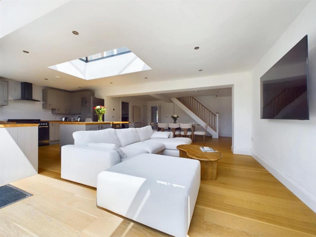 OPEN PLAN LIVING/ KITCHEN/ DINING AREA