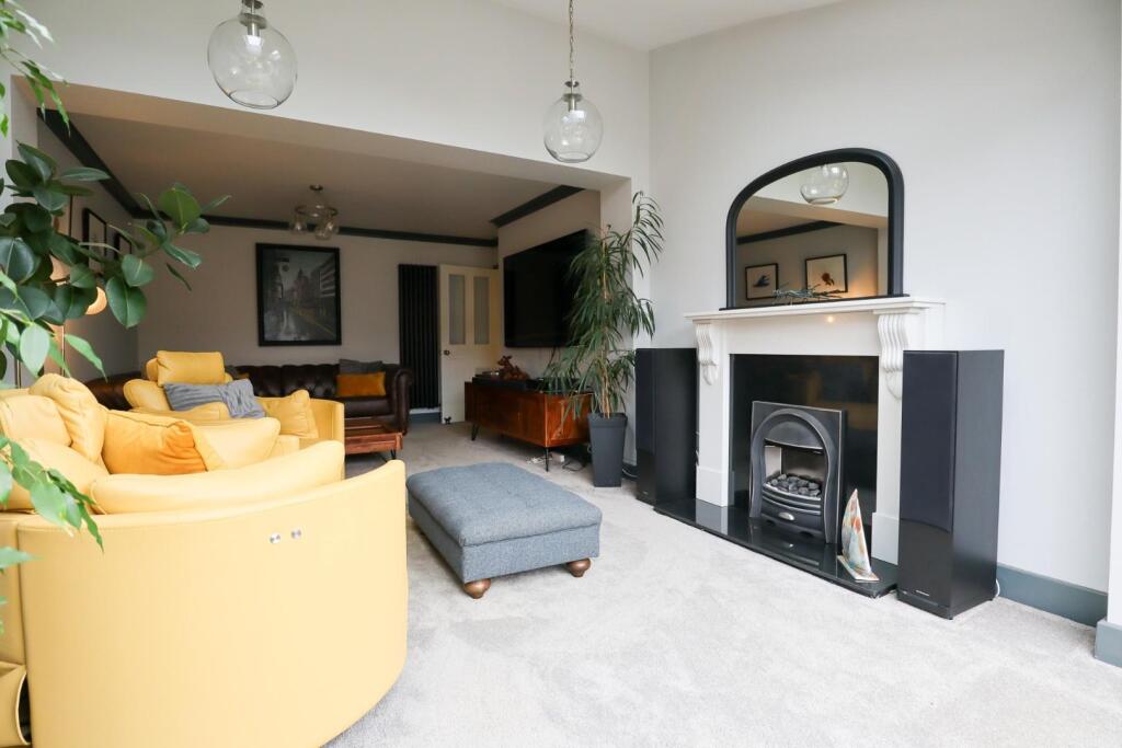 Living room (4).jpg