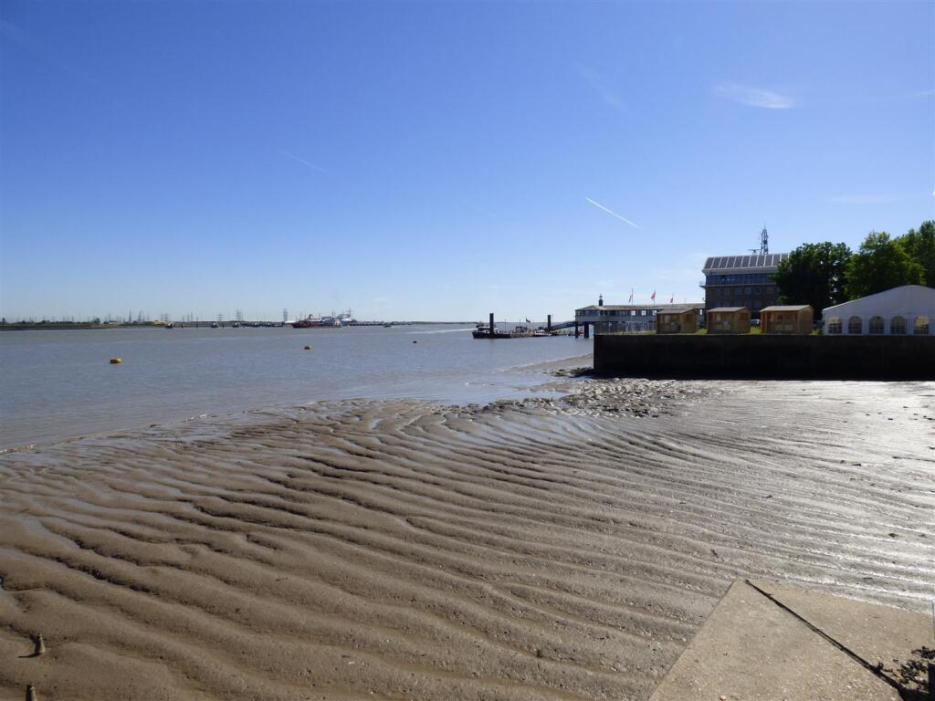 gravvesend River.jpg