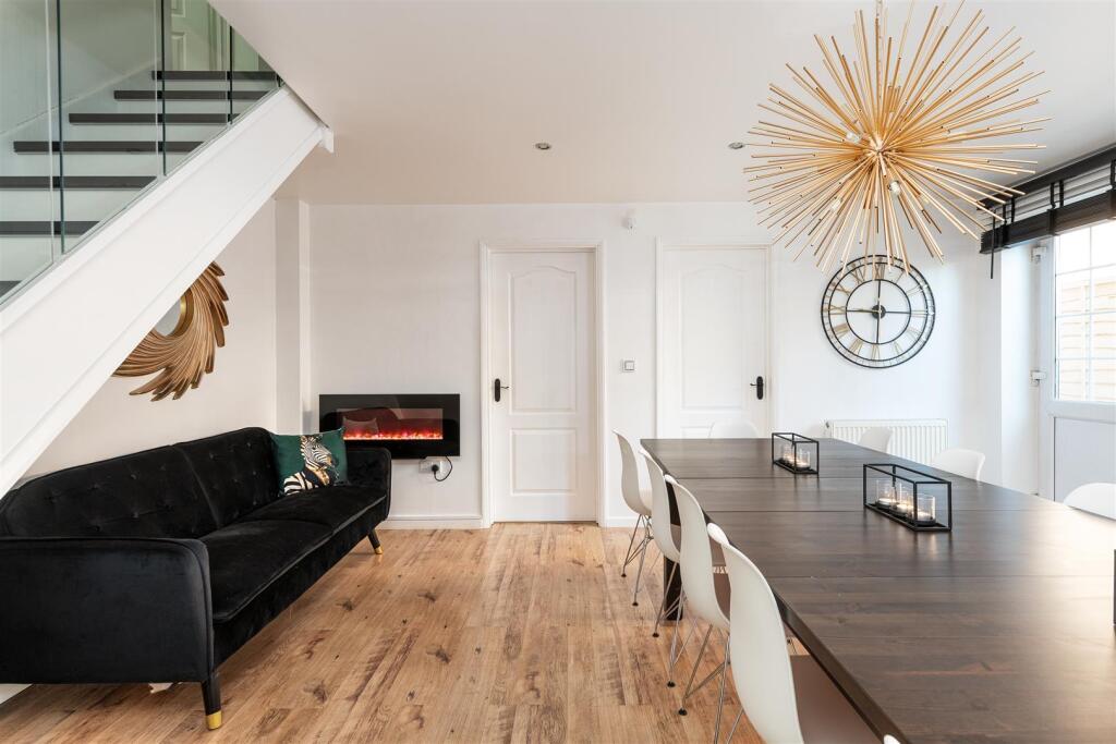 Woodlands dining2.jpg