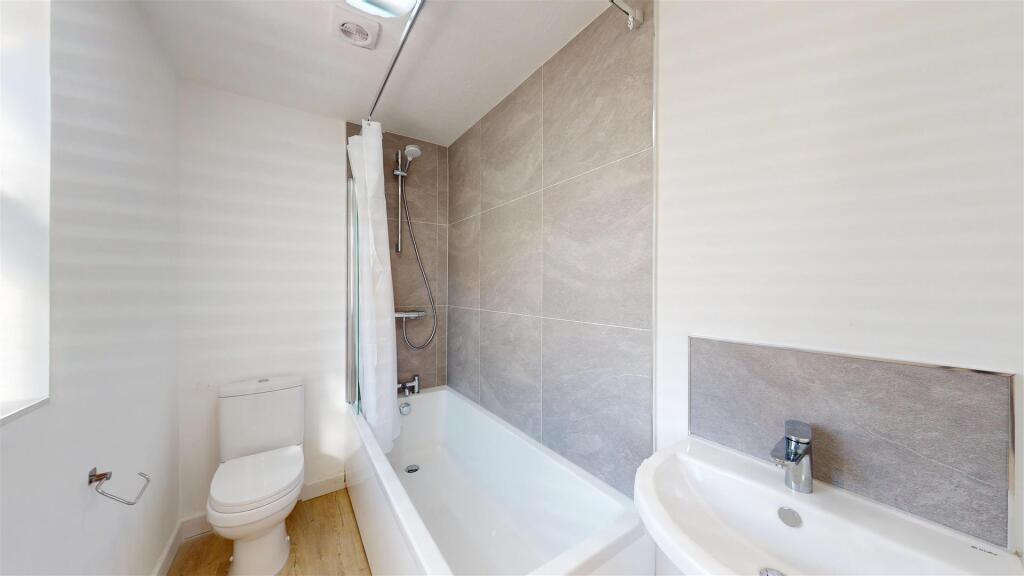 Sunnybank Road 35 Bathroom.jpg