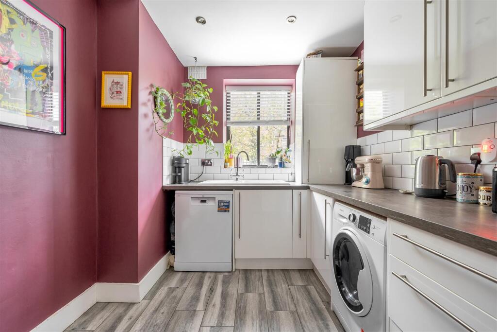 32, Forest Court