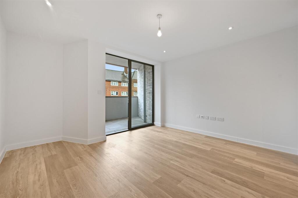 DRC- bejoux court- flat 17- reception 3 (1).JPG