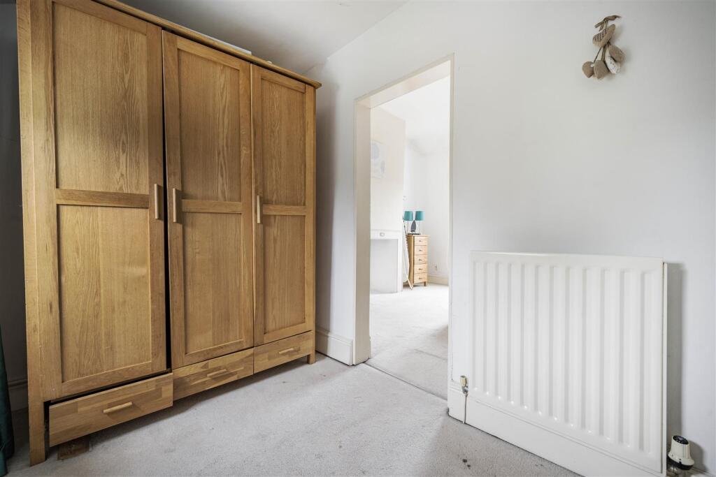 STORE / DRESSING ROOM