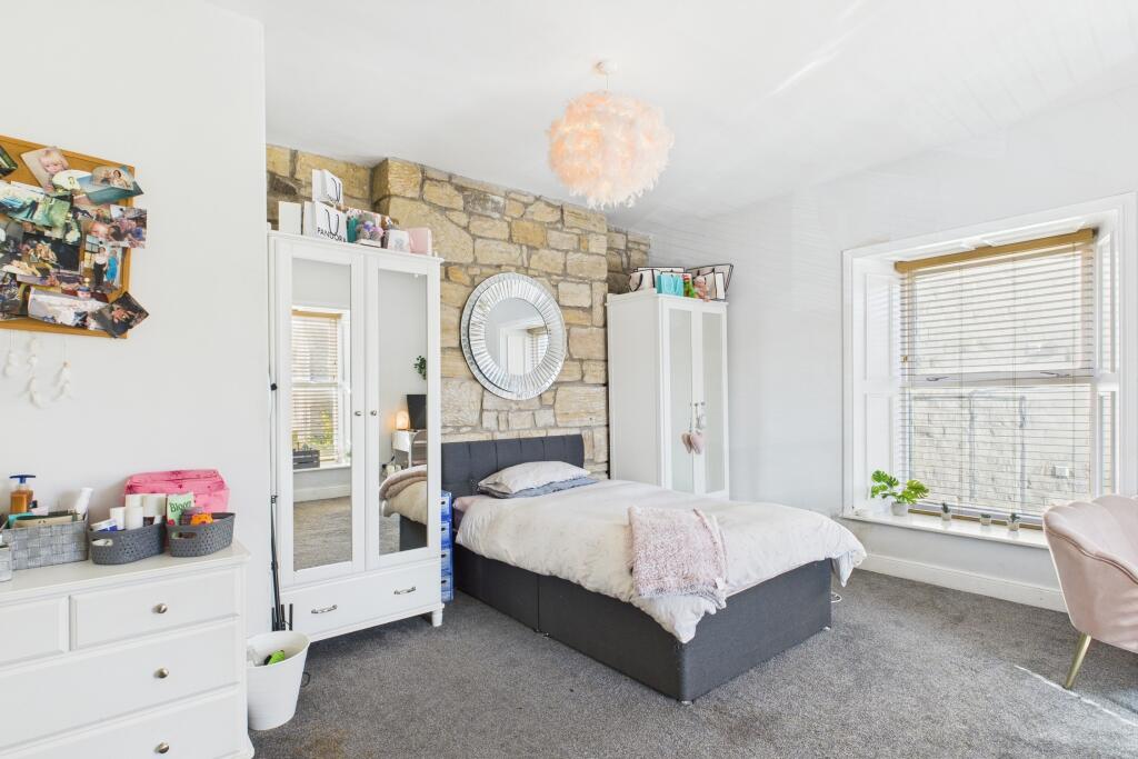 CAM04201G0-PR0061-STILL026