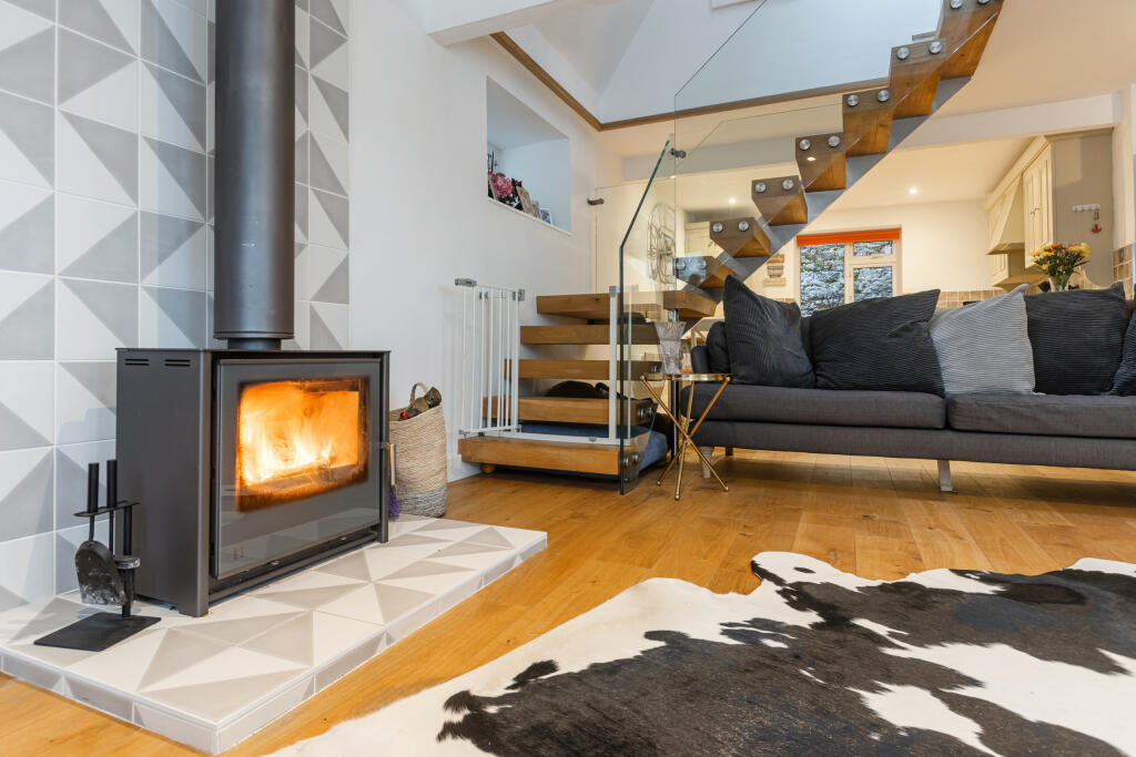 A09 - 3 The Old Coach House, Dartmouth - 250113