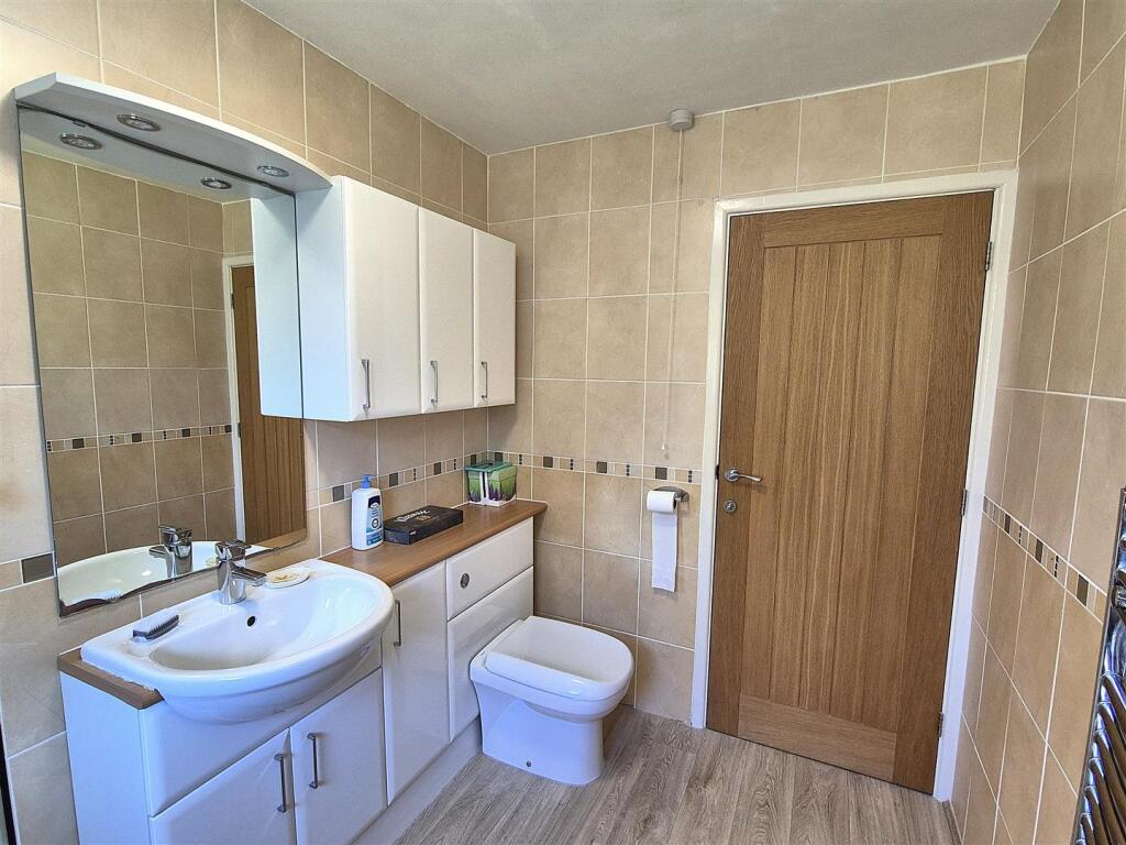 Bathroom (2).jpg