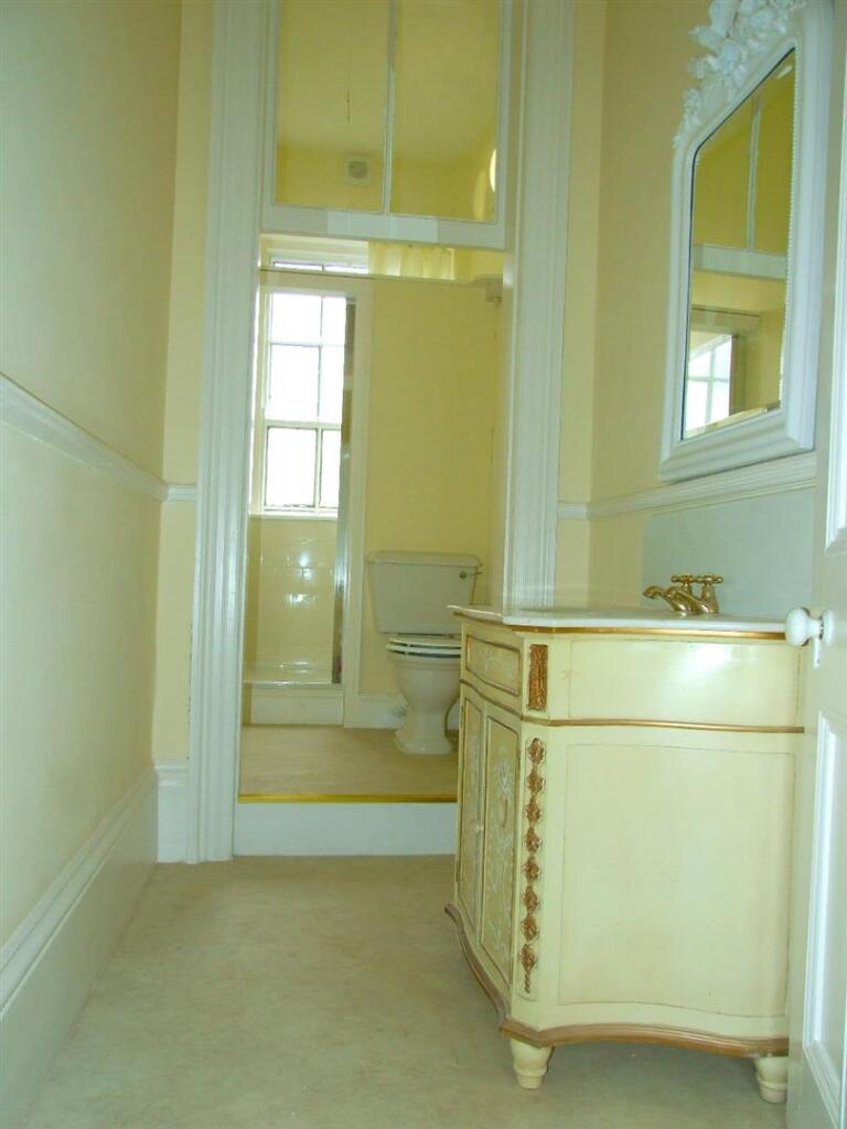 27A Yorkersgate Shower Room.jpg
