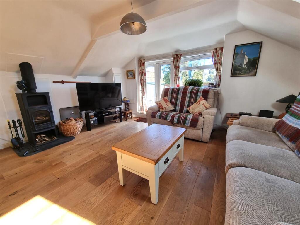 Living room 3.jpg