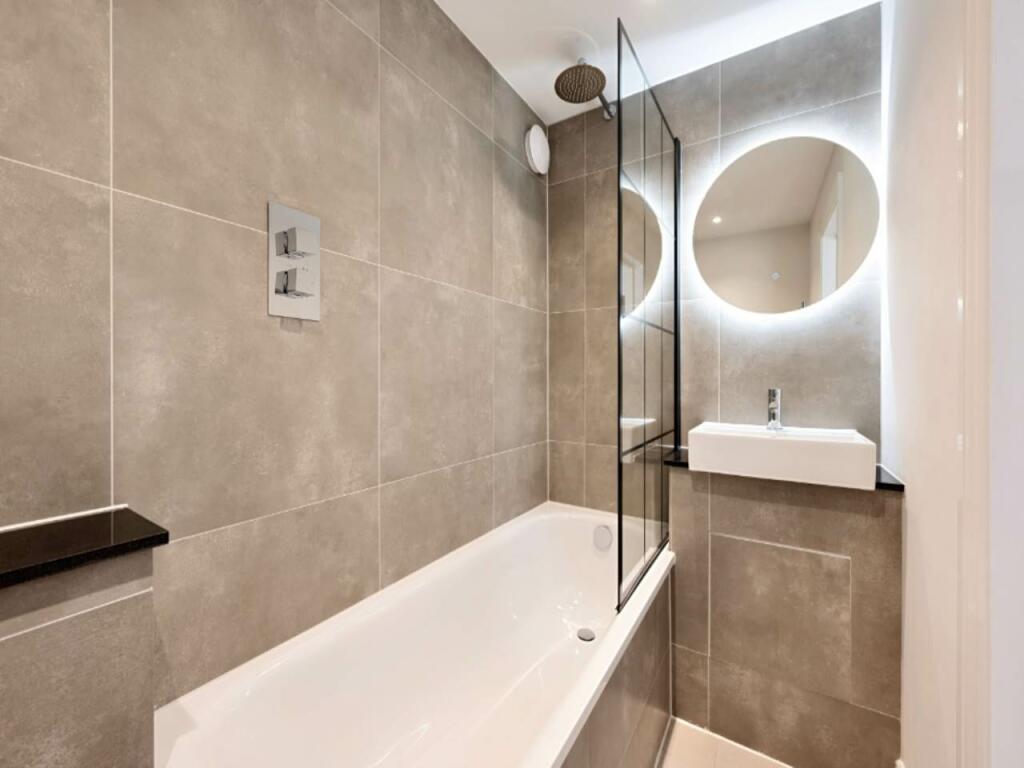 bathroom flat2 2