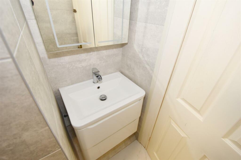 Bathroom (1).jpg