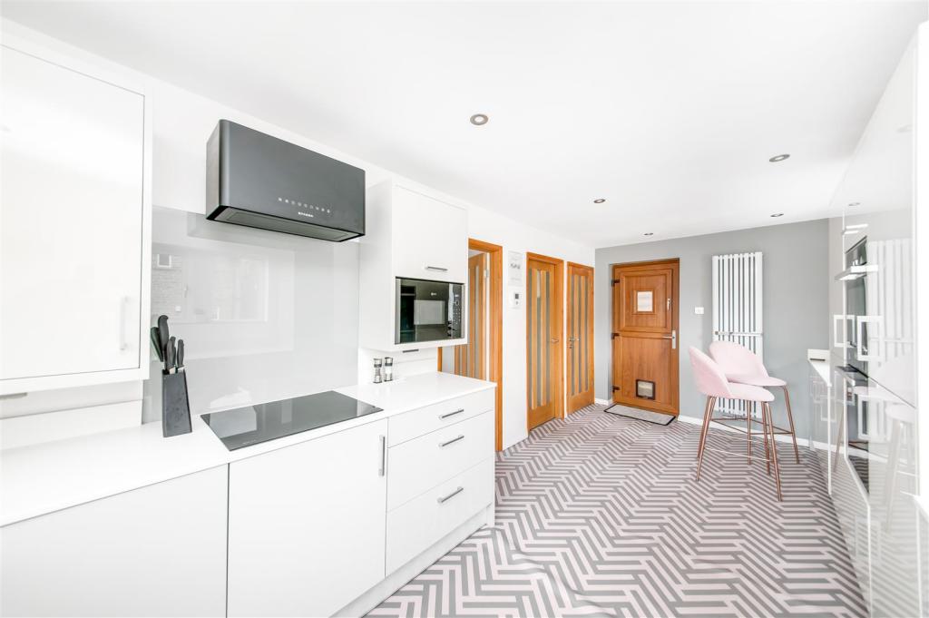 OPEN-PLAN BREAKFAST KITCHEN