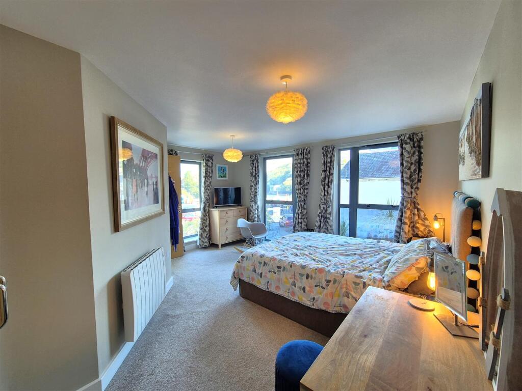 Principal bedroom.