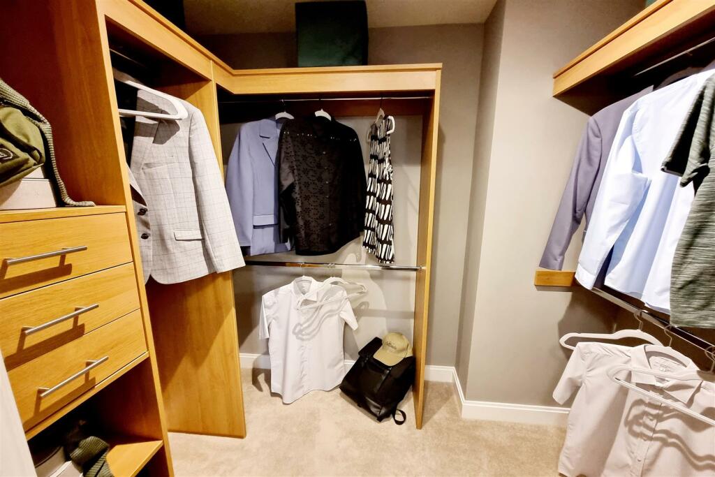 WALK-IN WARDROBE
