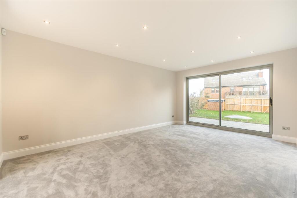 8673458-interior10.jpg