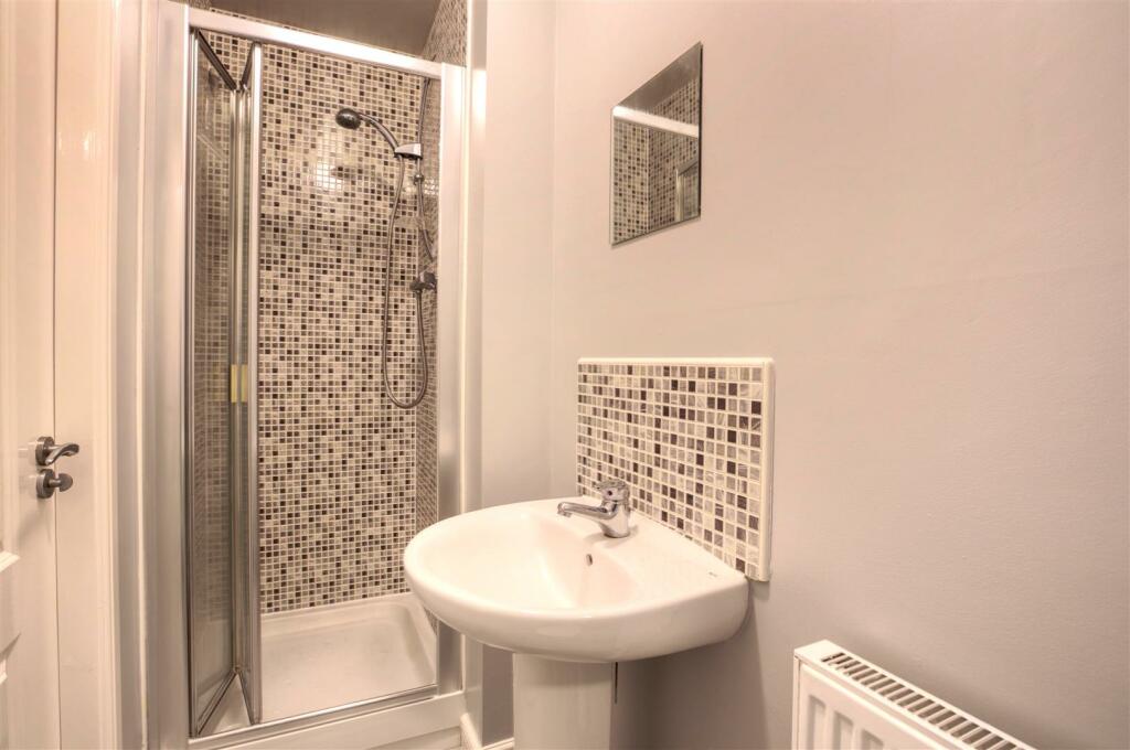 14 En-suite.jpg